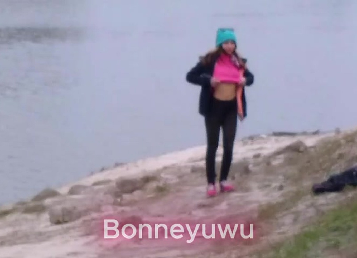 Bonneyuwu - 2:56 Topless En La Playa