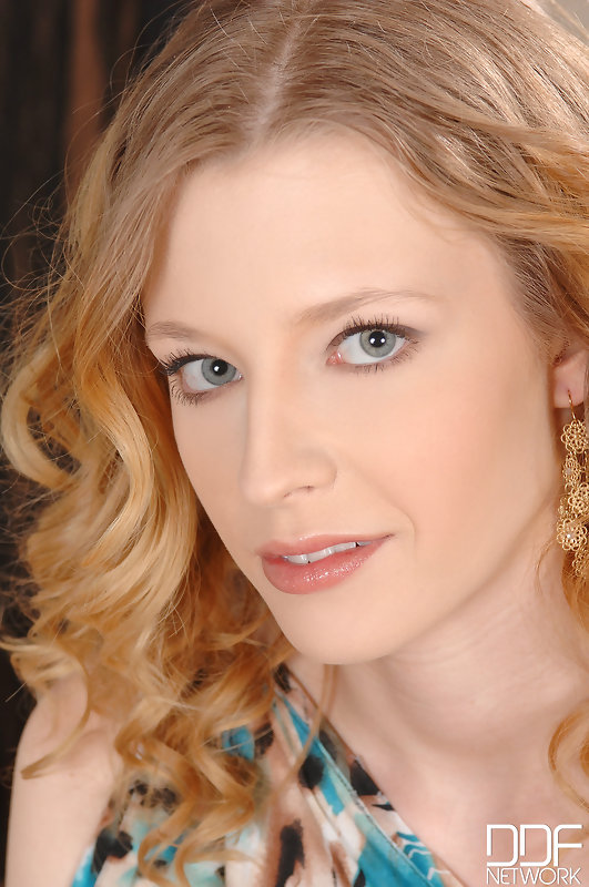 Toy pulsates in her pussy! #1