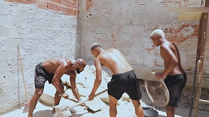 Trabalhando na obra com um amigo e o encarregado tava todo cheio de graca. Safado pra pagar nossa diaria exigiu que a gente fudesse ele. - Parte I