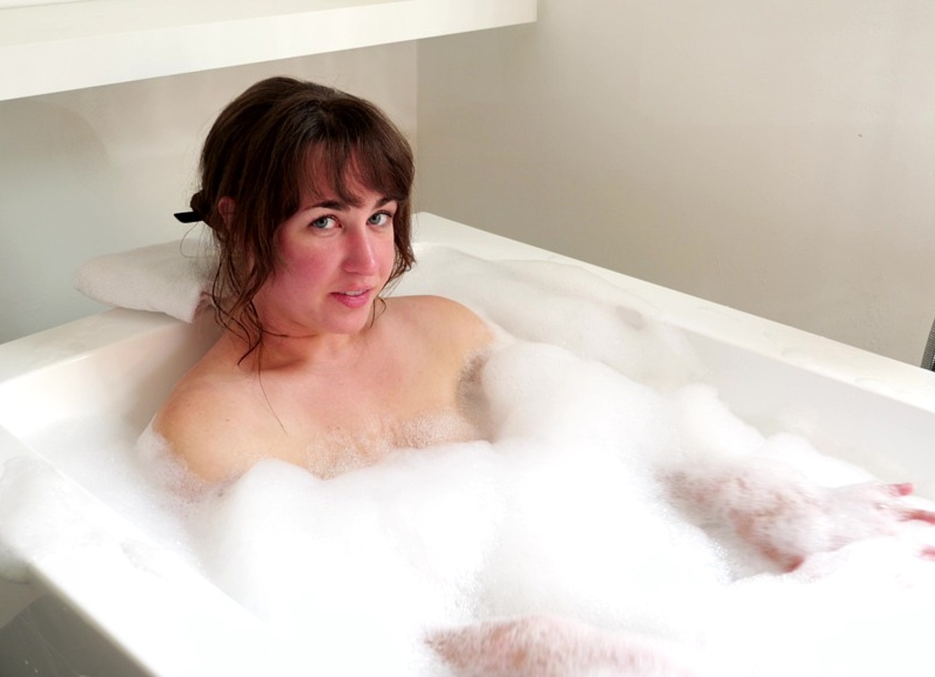 Stepmom's Bubble Bath Masturbation
