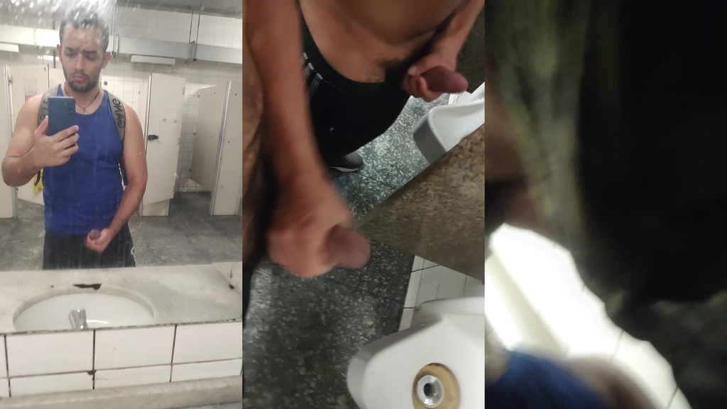 um gay gostoso e com tesao no banheiro do shopping