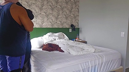 Meu tio fudeu meu cuzinho enquanto a esposa esperava ele no Mexico