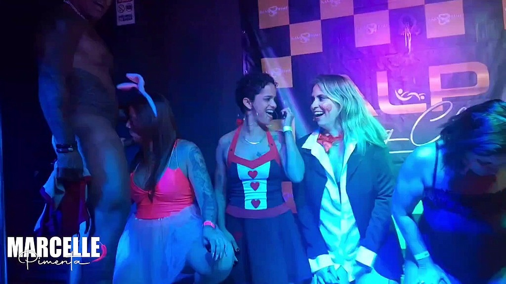 grupo de meninas transando com stripper no palco da boate (Penny Wise, Morenacarioca23, Glaucio Scorpion, Marcelle Pimenta, Kristal Stefanini) grupo de meninas transando com stripper no palco da boate (Penny Wise, Morenacarioca23, Glaucio Scorpion, Marcelle Pimenta, Kristal Stefanini)