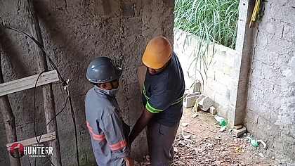 Eletricista fala que gosta de comer um cu so pra meter no ajudante