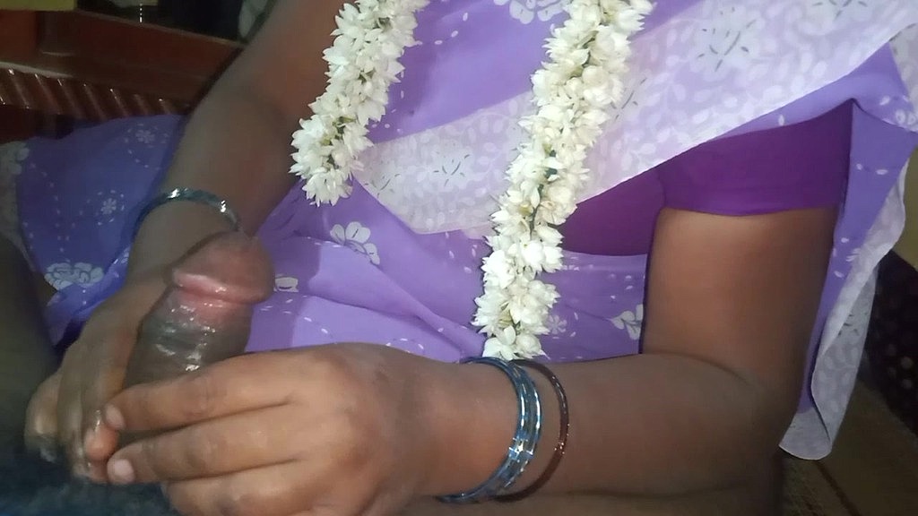 Vetrivel, Saanthi2: індійський дезі bhabhi мінет у сарі (AnalVids.com) indian desi bhabhi blowjob in saree (Vetrivel, Saanthi2)