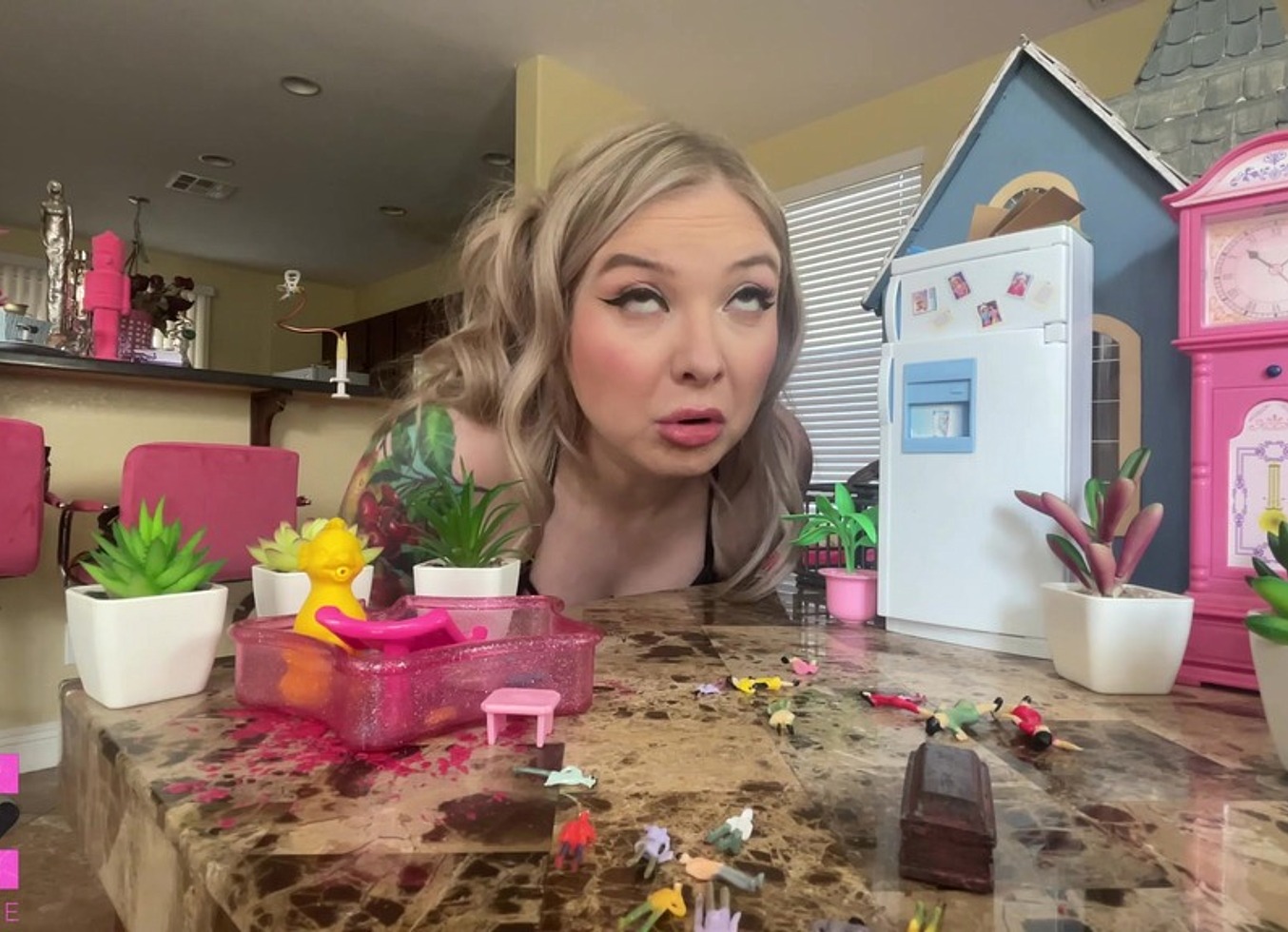 Unaware Giantess Discovers Her Taste For Screaming/Fighting Tinies