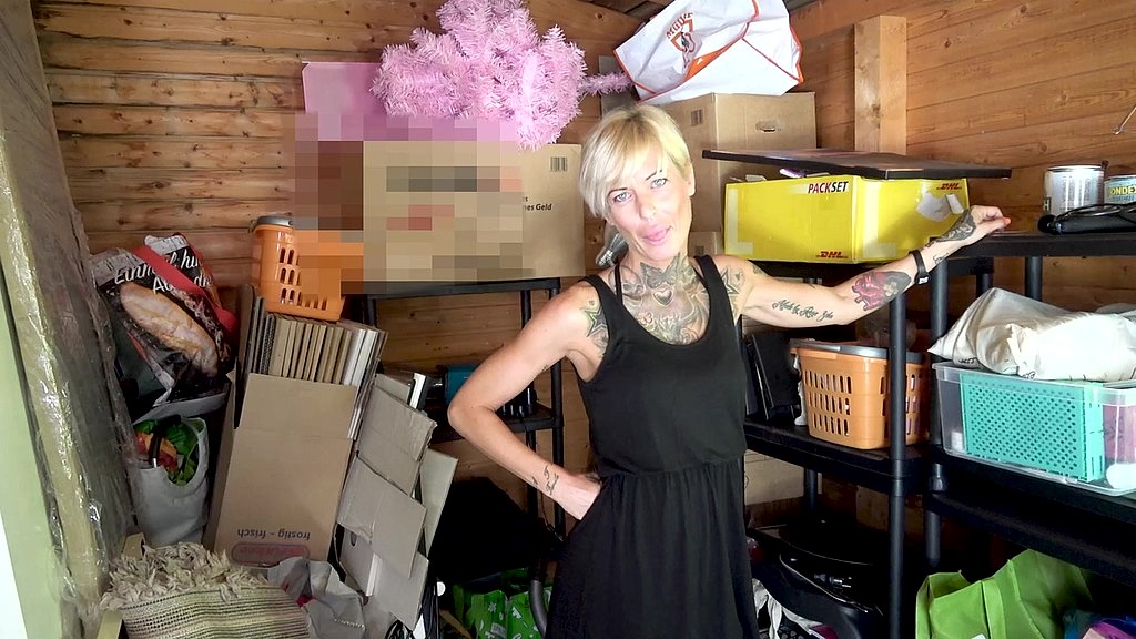 нова матуся-нахбарін в саду або створений (Енді Стар, Вікі Хундт) neue milf-nachbarin im gartenhaus ao gefickt (Andy Star, Vicky Hundt)
