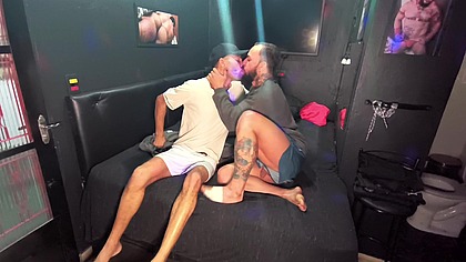 Peguei um twink filho da vizinha e fizemos um sexo gostoso - Parte 01