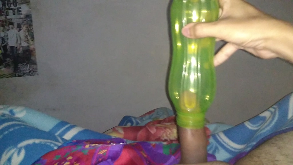 meto mi verga en una botella con un panuelo (2022) (Alex Sixel) meto mi verga en una botella con un panuelo (2022) (Alex Sixel)