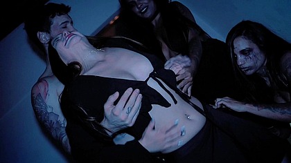 CintiaLara HALLOWEEN PUTARIA MUITA BUCETA MOLHADA E PAU GOSTOSO E SANGUE