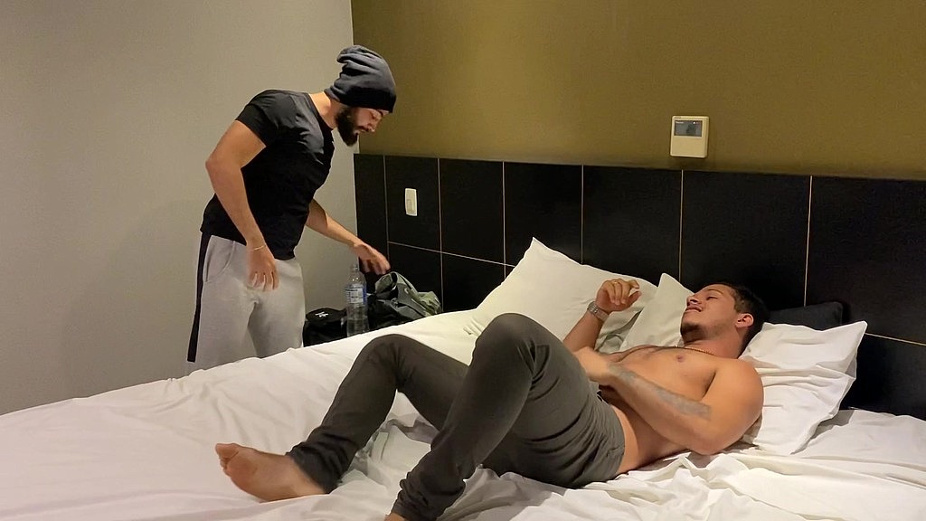 o cara hetero do meu trabalho veio no meu ap e acabamos fudendo, ele queria a buceta da mina e comeu meu cu (Caio Vilar, Miguel Trajano) o cara hetero do meu trabalho veio no meu ap e acabamos fudendo, ele queria a buceta da mina e comeu meu cu (Caio Vilar, Miguel Trajano)