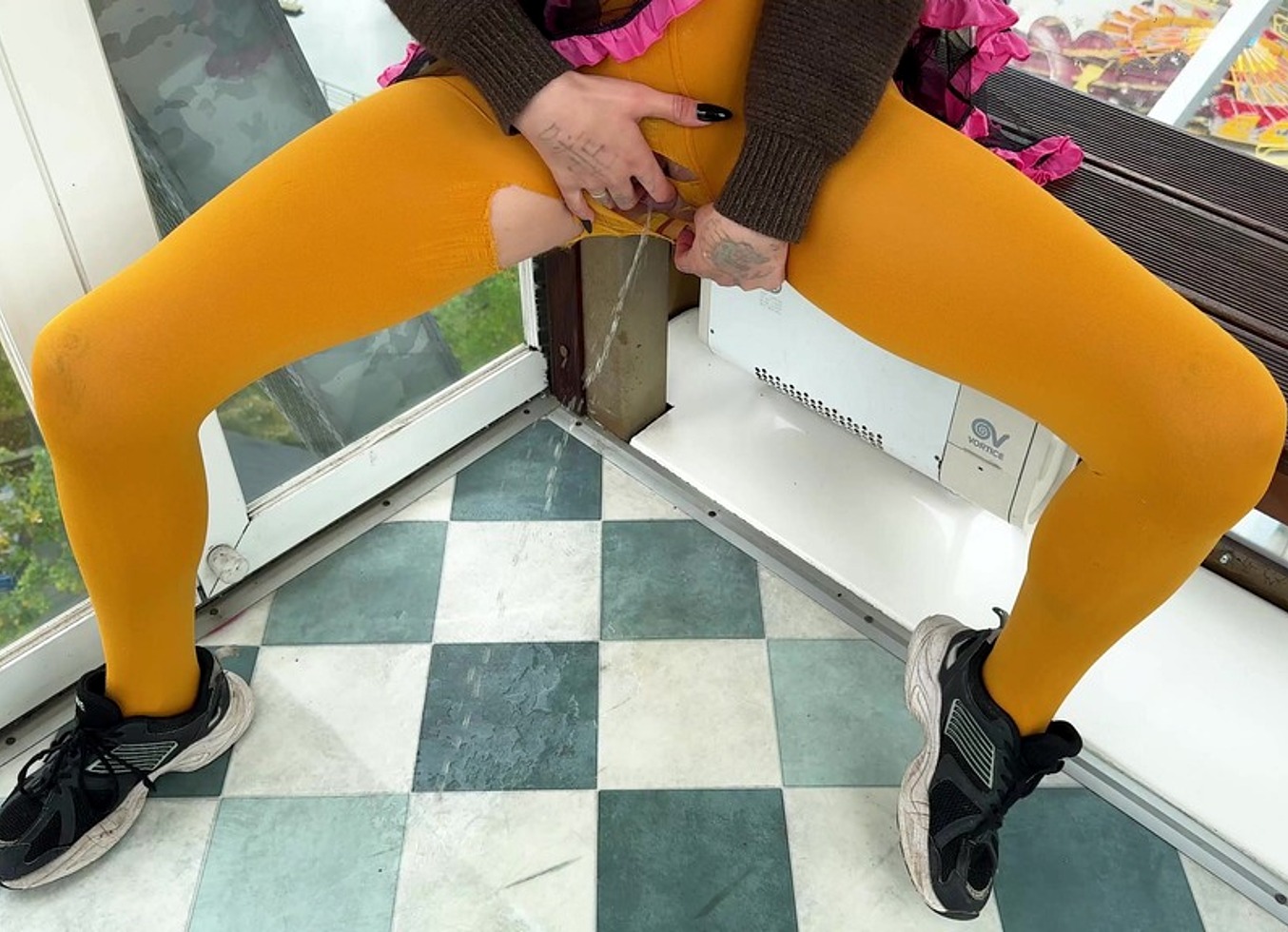 Exclusive Pissing On A Ferris Wheel!!!