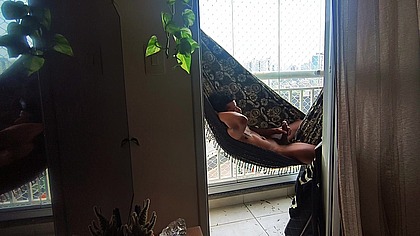 Transando na rede, no sofa e na cama, empurrado no fundo do boy.