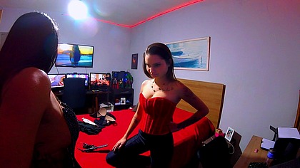 A morena mais provocante com suas amiguinhas em uma noite sem regras