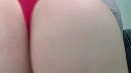 SECRETARIA CULONA SE QUITA SU UNIFORME EN EL BANO DE LA OFICINA ENSENA SU TANGA Y SUS SENOS Y SU CULO GORDO