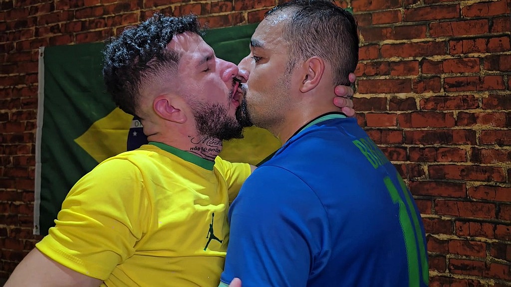torcedores numa pegacao bem quente apos jogo de futebol do brasil contra o egito - parte 02 (Socyal Sem Camisa,Alex Ordinario) torcedores numa pegacao bem quente apos jogo de futebol do brasil contra o egito - parte 02 (Socyal Sem Camisa,Alex Ordinario)