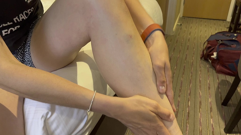 putting lotion on my sexy legs (Wamgirx) putting lotion on my sexy legs (Wamgirx)