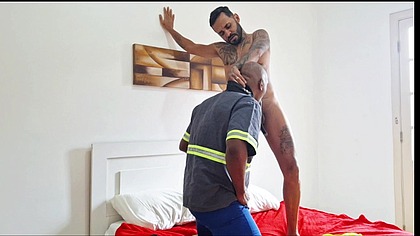 Acabei comendo o cuzao do faz tudo do predio .