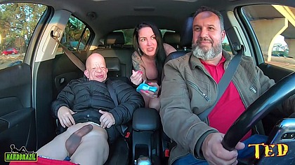 Bruno Diferente entra na carona e e sacaneado por Elisa Sanches que arranca sua roupa e cai de boca