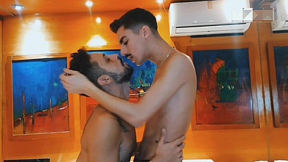 POLLA GRANDE ME GRABA EN HOTEL MIENTRAS ME ALIMENTA POR ATRAS