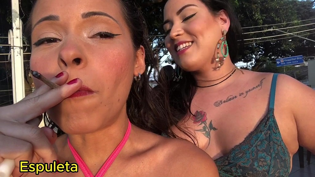 amigas fumando na varanda - фетиш куріння (Espuleta, Pri Fernandes) amigas fumando na varanda - smoking fetish (Espuleta, Pri Fernandes)