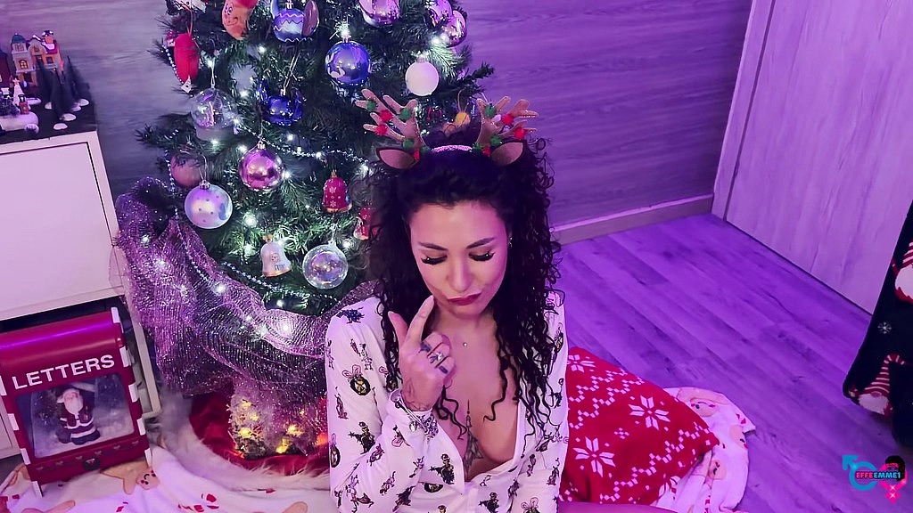 naughty girl masturbates and squirts before getting fucked in the ass under the christmas tree (Effe, Emme) naughty girl masturbates and squirts before getting fucked in the ass under the christmas tree (Effe, Emme)