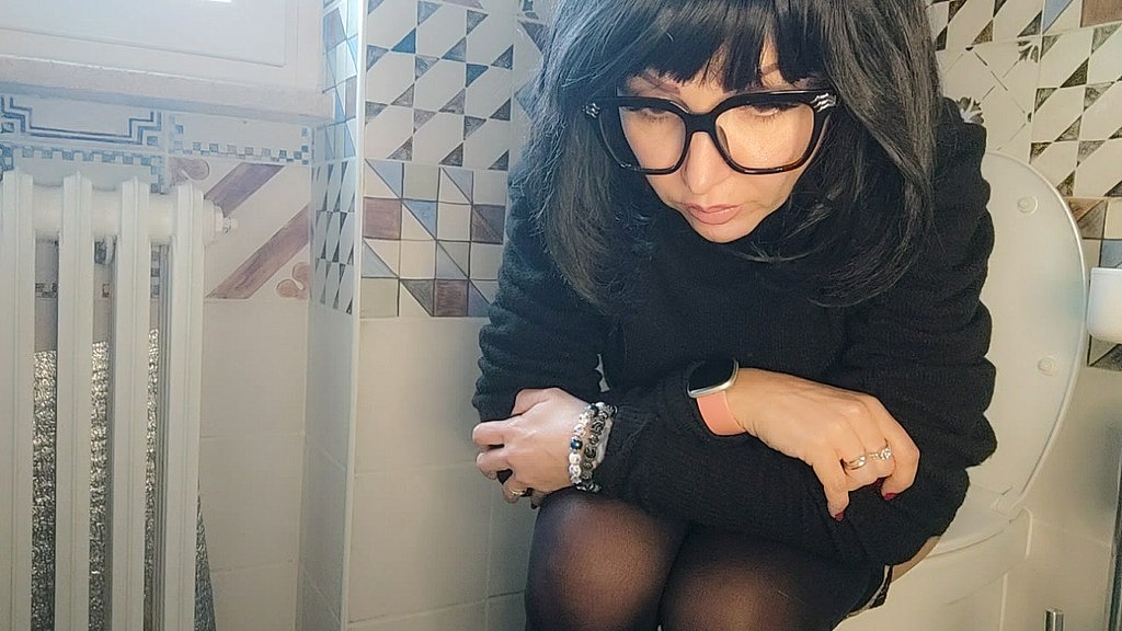 lavinia della love on the toilet (Chantal channel) lavinia della love on the toilet (Chantal channel)