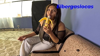 Mi madrastra me ensenara como es que se coje con una milf tetona y culona, apenas pude soportar sus sentones tan sensuales