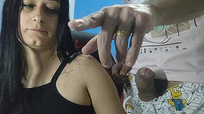 Esposa gostosa recebe o vizinho tecnico de PC com uma roupa bem provocante e deixa ele foder ate o cuzinho!