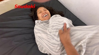 Mi mejor amiga quiso salir disfraza desnuda de fantasma y no llego a la fiesta, asi que le di su final feliz en mi cama