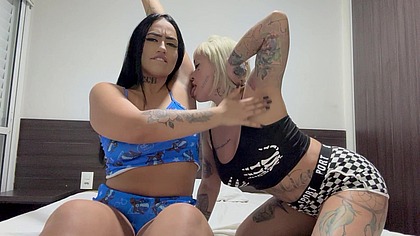 Fiz minha amiga gozar lambendo as axilas peludas