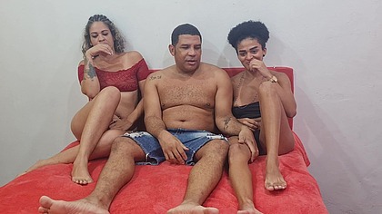 Fudendo o cu de mae e filha.