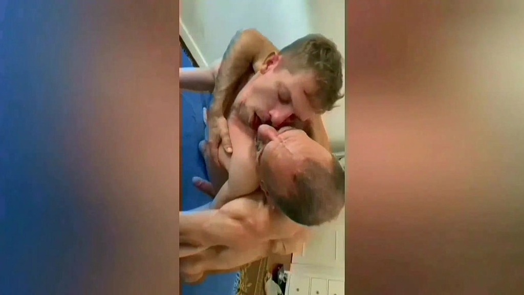 como se recebe um daddy (Filipetugaxxl,Caniwatchyoumom) como se recebe um daddy (Filipetugaxxl,Caniwatchyoumom)