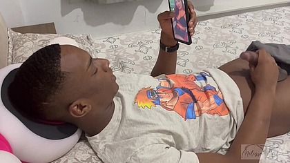 Olhando as fotos da minha madrasta de pau duro, hoje vou comer a mulher do meu Pa...