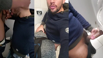 Nos fundos do banheiro da fabrica onde estava sendo realizada uma balada gay os machos foderam ate gozar