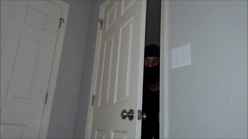 Charlie Ray, Barbie Cioccolato Fondente: un ladro viene sorpreso e sedotto nella casa di una signora dopo essere entrato con la forza (AnalVids.com) burglar gets caught & seduced in lady s house after breaking in (Charlie Ray, Dark Chocolate Barbie)