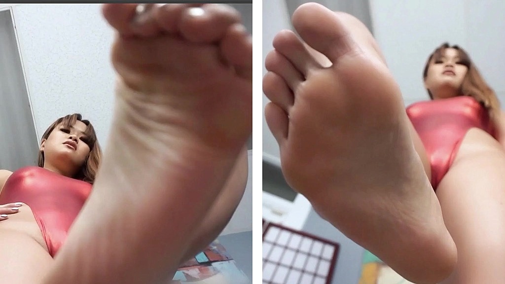 foot squeezing on you feat astrodomina (Sydney Lee) foot squeezing on you feat astrodomina (Sydney Lee)