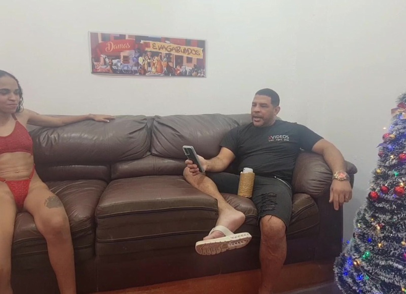 Surfistinha No Sofa Com Leo Ogro Revela Que Se Arrepende De Ter Abandonado A Filha E Foi Trabalhar Em Cabare Por Estar No Tedio Em Casa