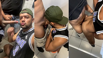 Dei bem gostosos para os machos que estavam na balada e estavam com tesao no banheiro.