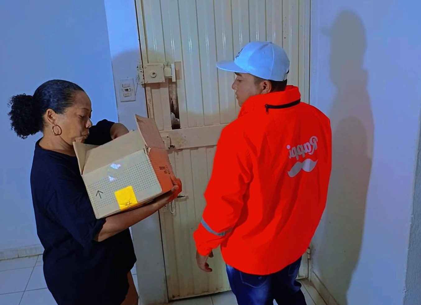 Busty Old Woman Gets Fucked By The Lucky Delivery Guy