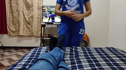 MI EMPLEADA domestica hace todo lo que le digo mientras veo una partida de fornite termino FOLLANDOLA como una ZORRA