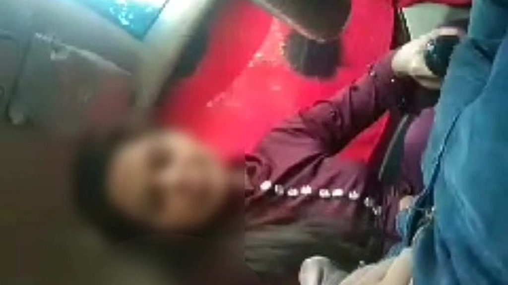 Queen_king shanaya, King Rahul: ragazza britannica nri succhia il cazzo in macchina. leccare la torta sul cazzo (AnalVids.com) uk nri girl suck cock in car. licking cake on cock (Queen_king shanaya, King Rahul)