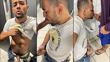 BOY DE JOELHOS MAMOU A ROLA DO VENDEDOR DE BALAS ATE GOZAR NO MICTORIO DO WC DO MERCADO.