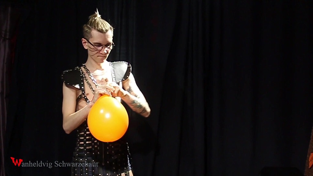 nicky as a superhero destroys balloons (Nicky, Wanheldvig) nicky as a superhero destroys balloons (Nicky, Wanheldvig)