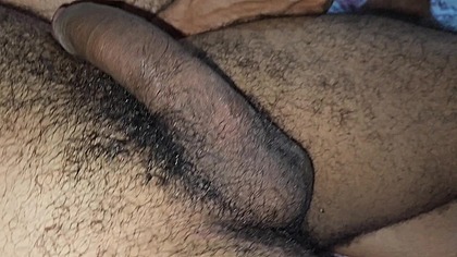 Grande homem debaixo dos edredons com dois machos putoes.