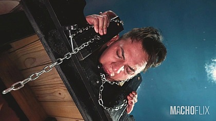 DOMINADOR MARRENDO FAZ AS DUAS PUTAS DE ESCRAVAS SUBMISSAS - PARTE II