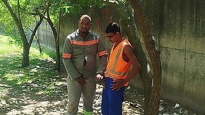 Guardador de carros , acabou metendo leite no rabo do operario no intervalo de trabalho .