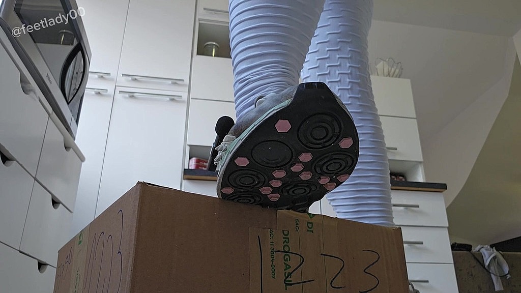 sneakers crushing (Paula Mancini) sneakers crushing (Paula Mancini)