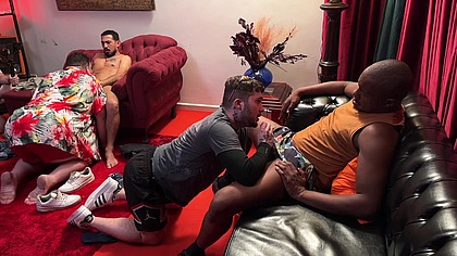 QUATRO AMIGOS FAZENDO SACANAGEM NA SALA, BOQUETE, CUNETE E MUITO MAIS