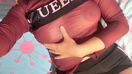 MI EX CUNADA ME MUESTRA SUS GRANDES TETAS